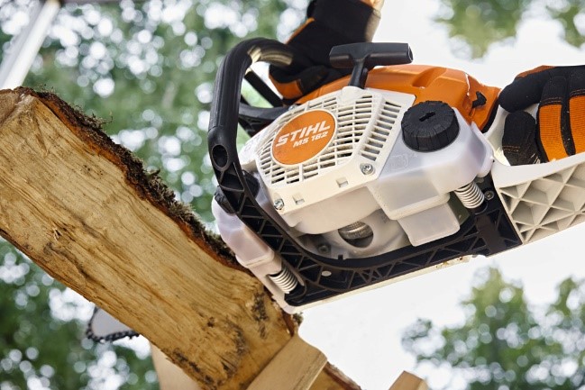 薪作り、枝木の剪定には新型チェンソーSTIHL MS 162-212 – STIHL 