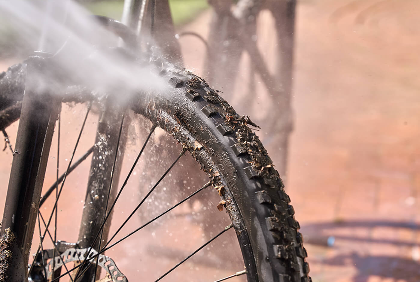 自転車を洗浄している様子