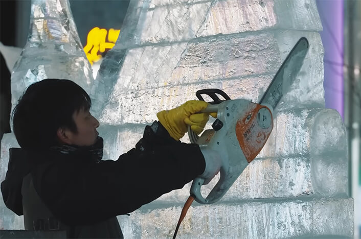 チェンソーアートを作成している様子