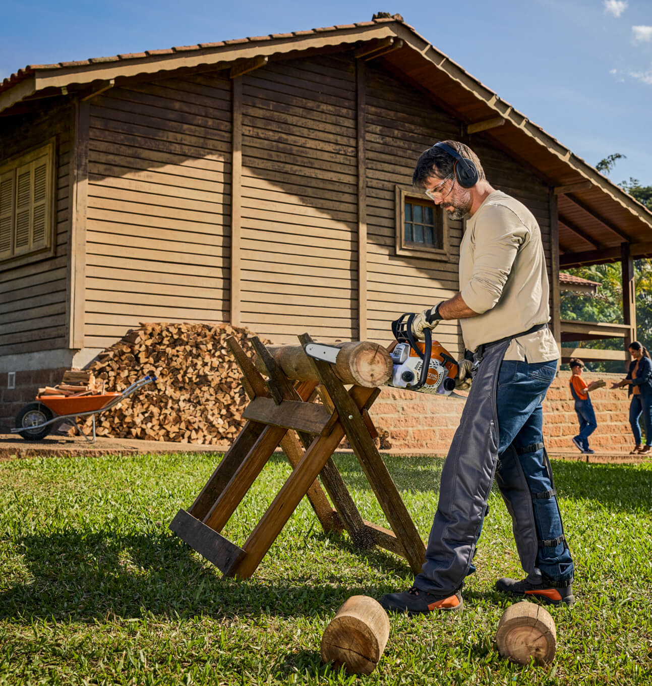 木を切っている様子